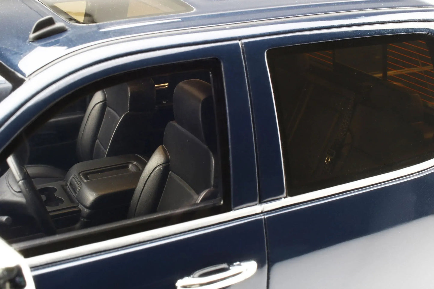 Mô hình xe GT SPIRIT 1:18 2018 Chevrolet Silverado Centennial Edition - GT212