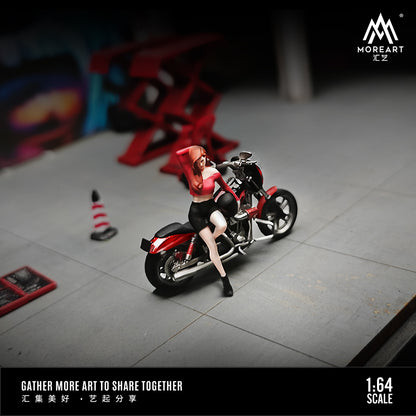 Búp bê và xe máy trong diorama MoreArt