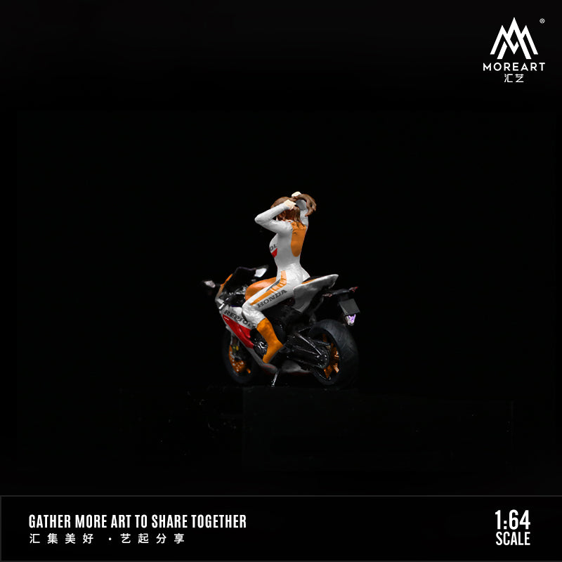 Búp bê và xe đua cận cảnh