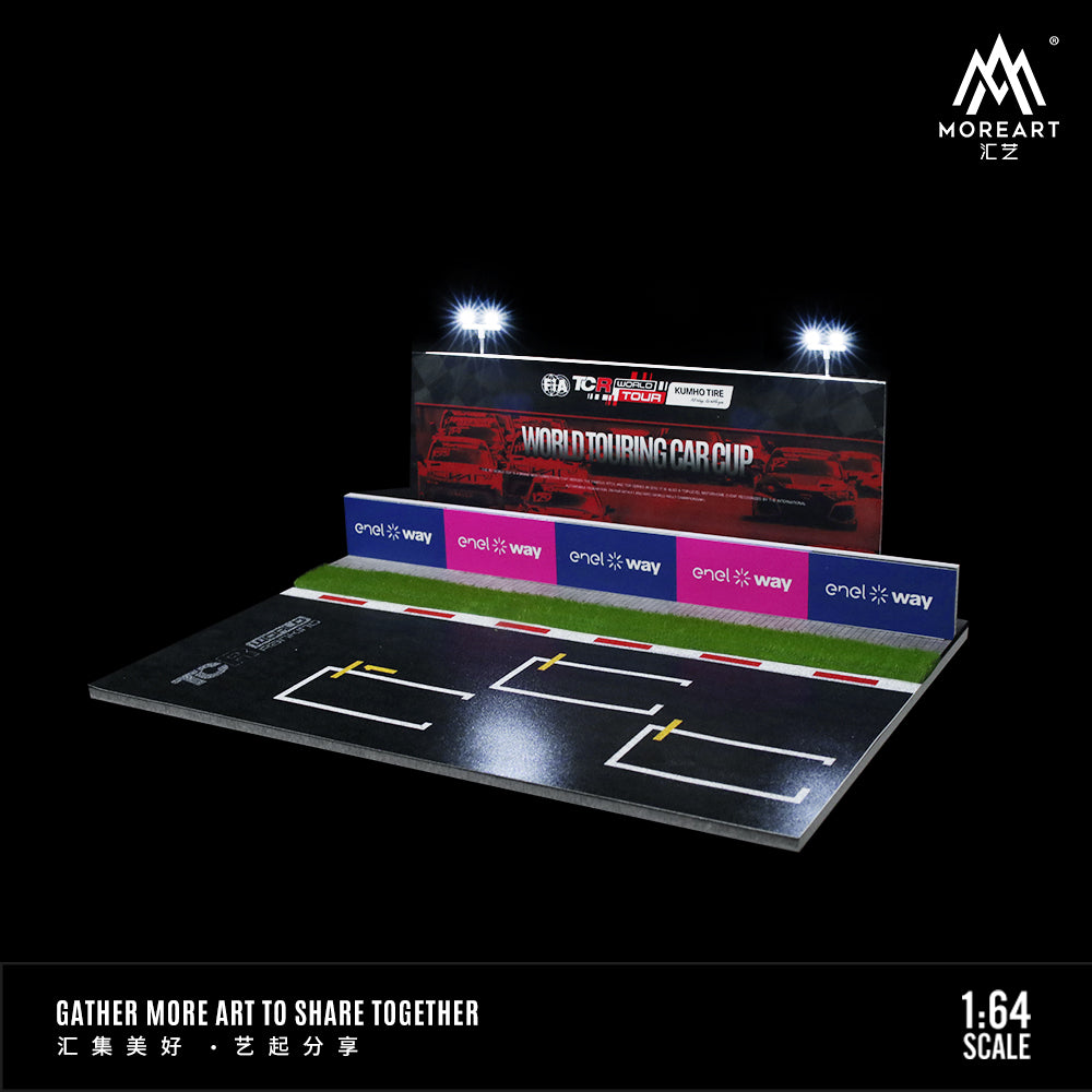 Góc cận cảnh xe đua trên diorama WTCR