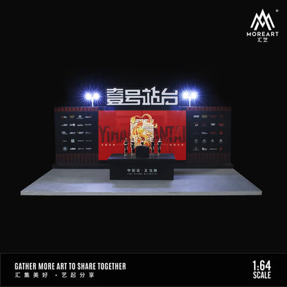 Cận cảnh một búp bê trong Platform One Booth Doll Set