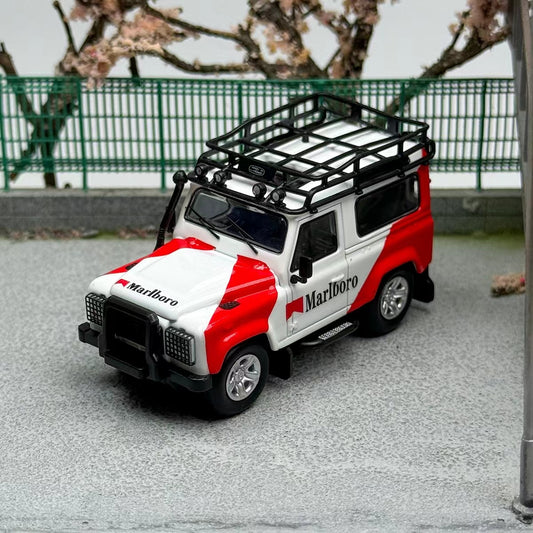 Góc trước xe Land Rover Defender Marlboro