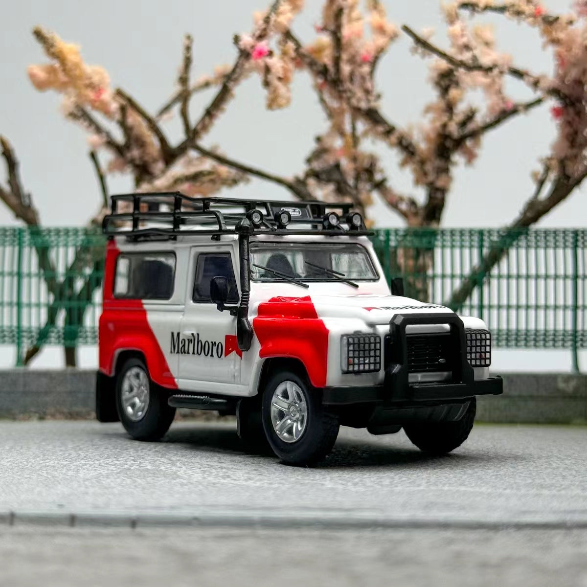Vỏ hộp Land Rover Defender Marlboro