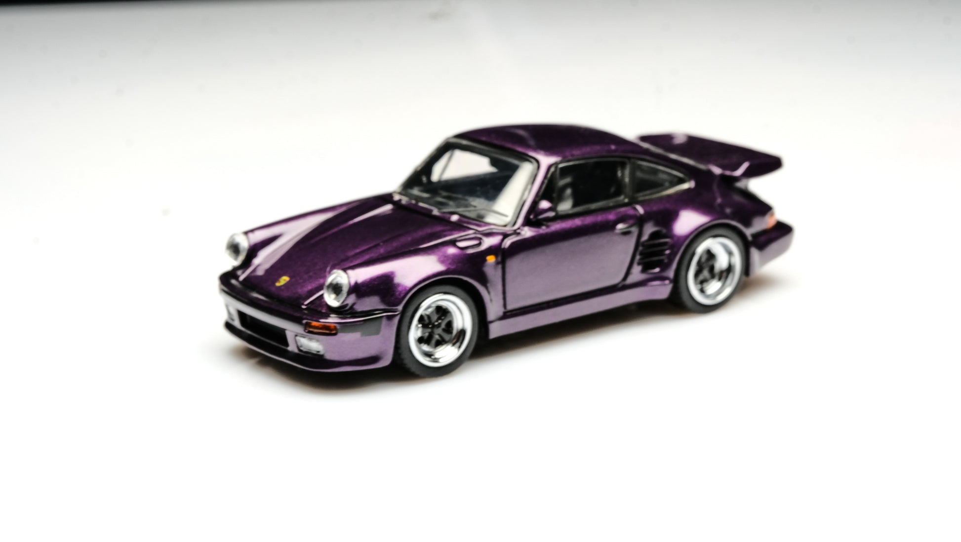 Mô hình xe STREET WEAPON 1:64 911 930 Turbo Purple
