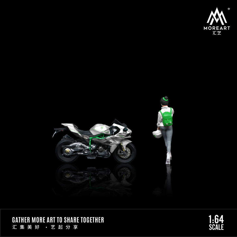 Búp bê và xe máy trong diorama MoreArt