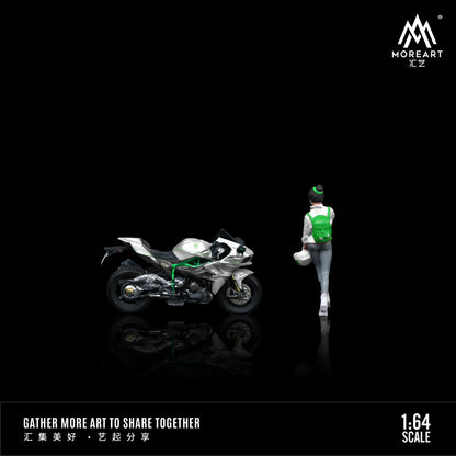 Búp bê và xe máy trong diorama MoreArt