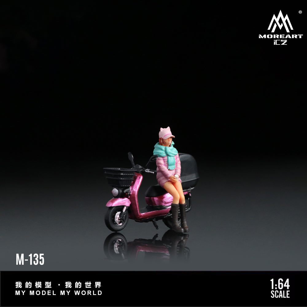 Mô hình Metallic Pink Scooter Girl của MoreArt