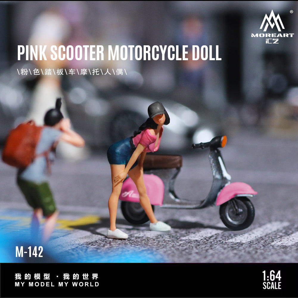 Xe Scooter màu hồng trong diorama