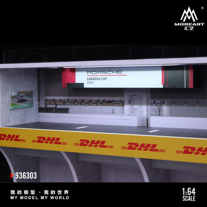 Phòng đua Porsche với cúp và phụ kiện