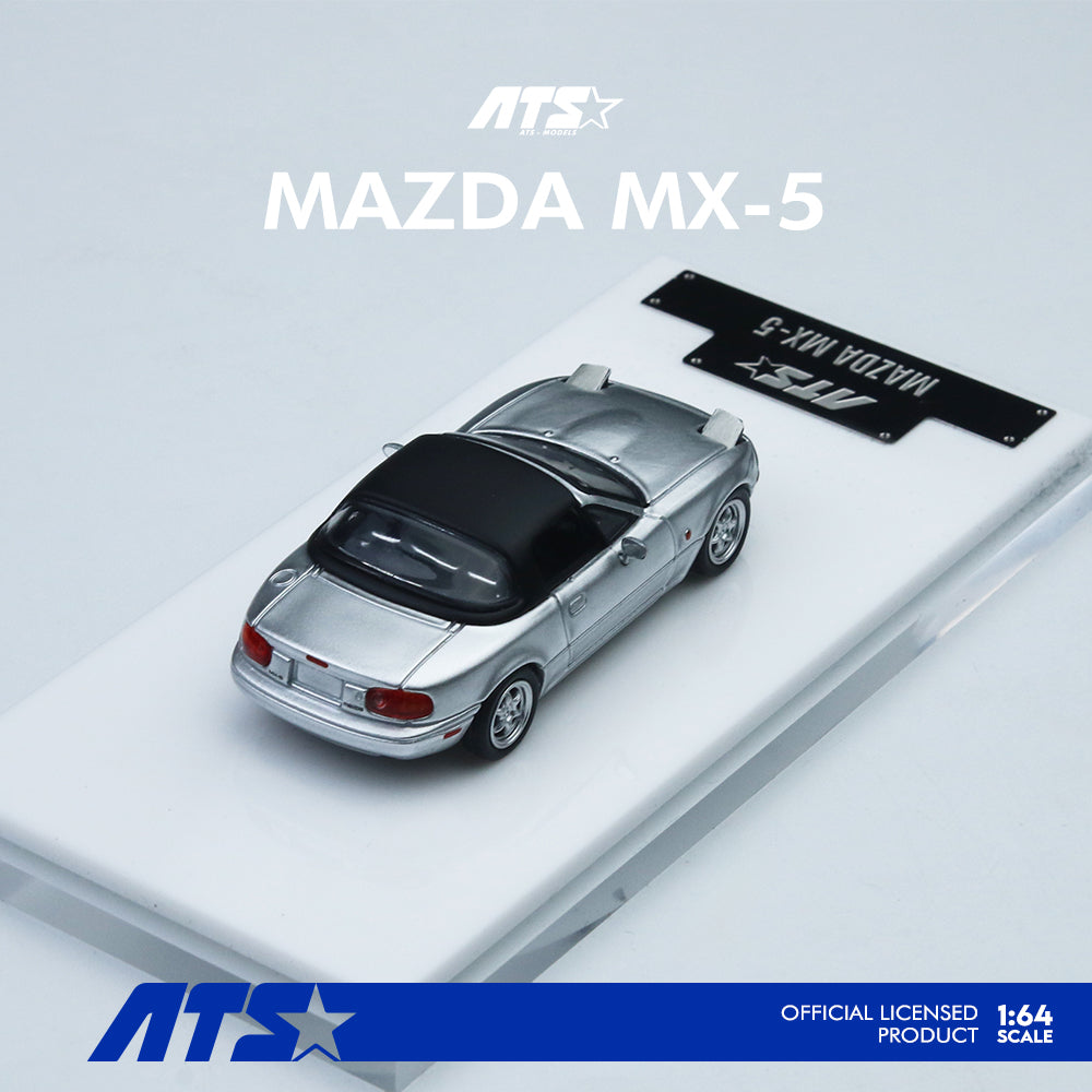 Xe Mazda MX-5 màu bạc
