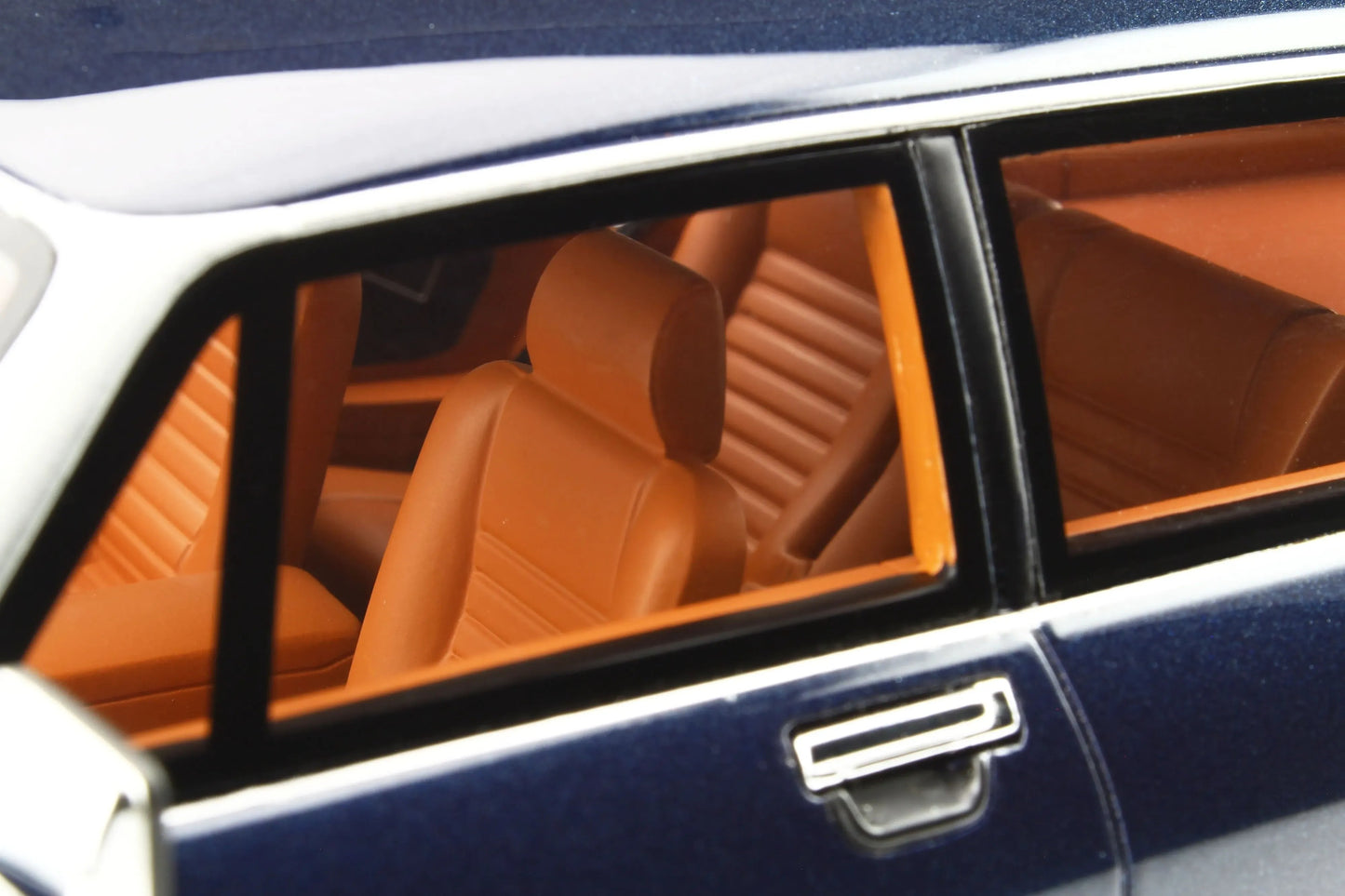 Mô hình xe GT SPIRIT 1:18 Jaguar XJS Lynx Eventer - GT788