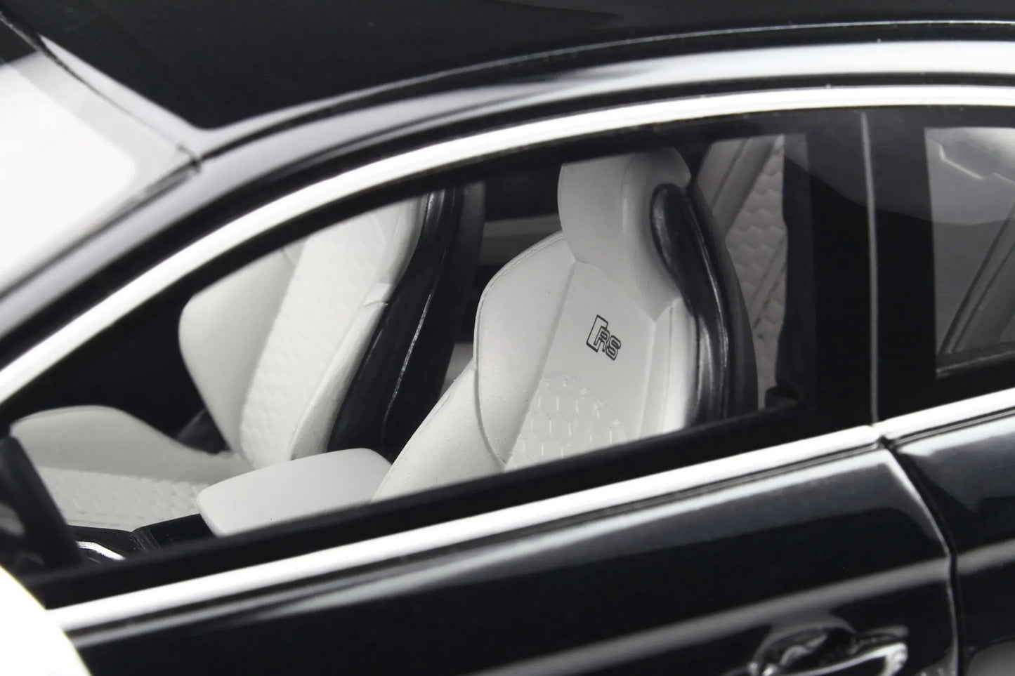 Mô hình xe GT SPIRIT 1:18 Audi RS 5 Coupe - GT751