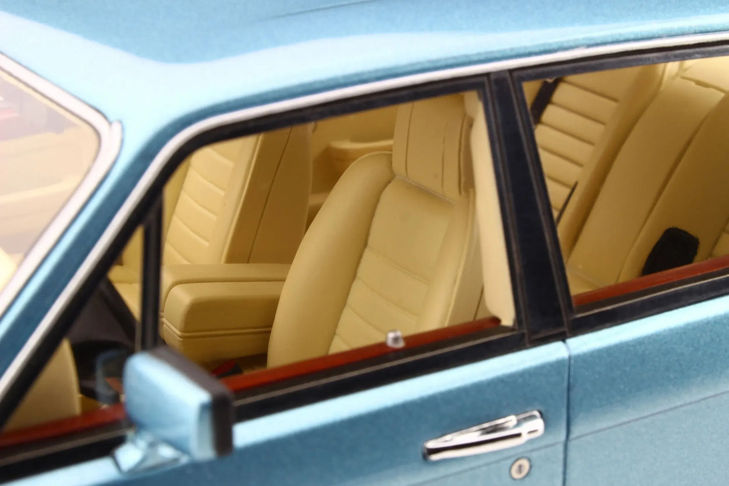 Mô hình xe GT SPIRIT 1:18 Bentley Turbo-R LWB - GT782