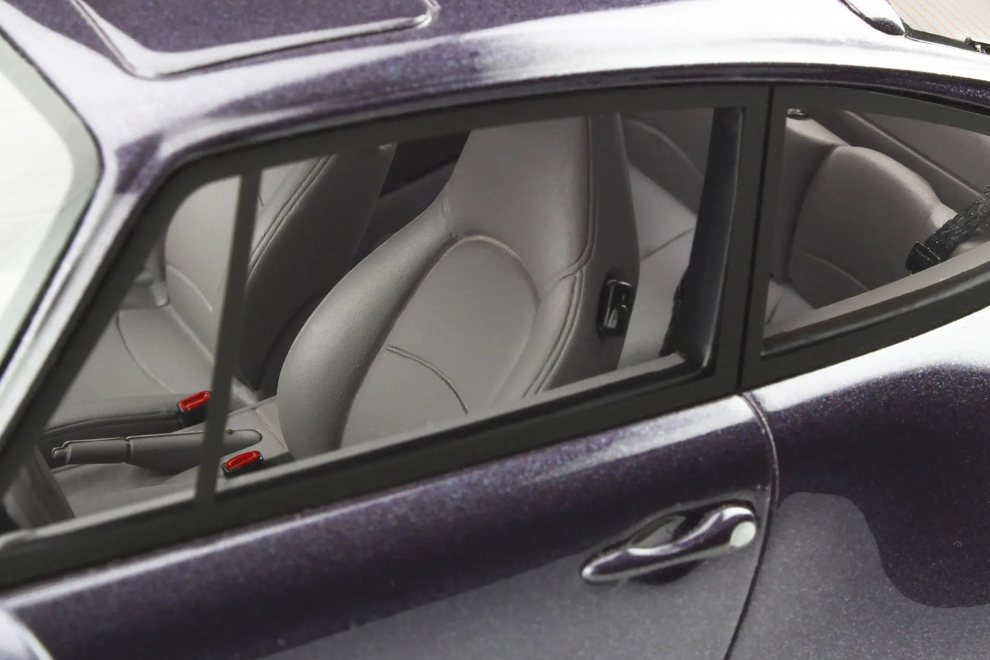 Mô hình xe GT SPIRIT 1:18 Porsche 911 (993) Carrera S (Split Grill) - GT767