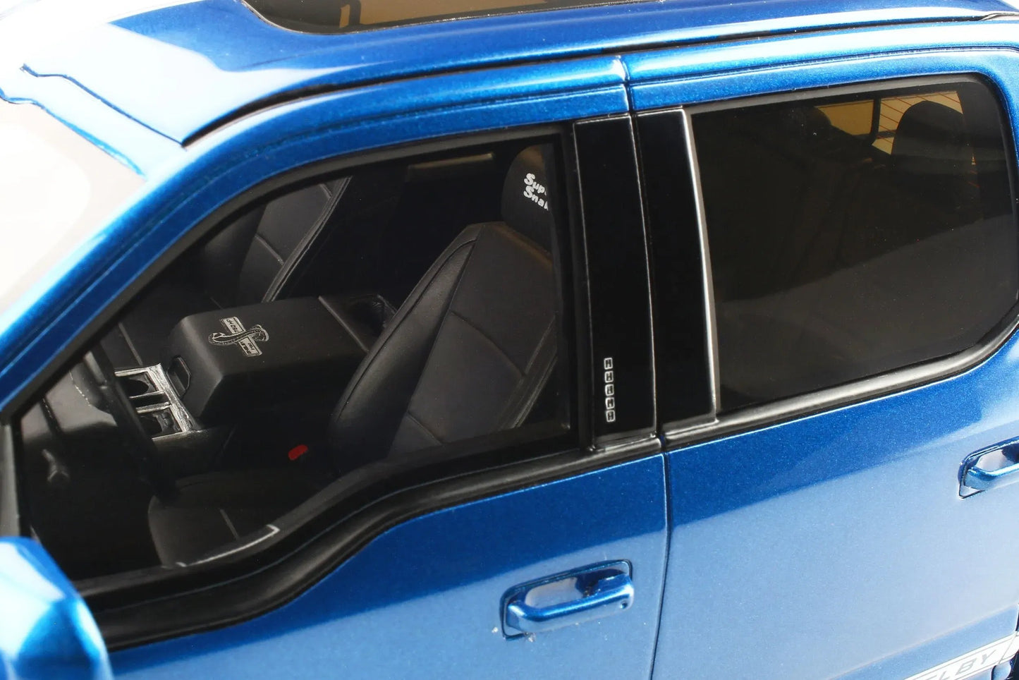 Mô hình xe GT SPIRIT 1:18 SHELBY F150 SUPER SNAKE - GT262