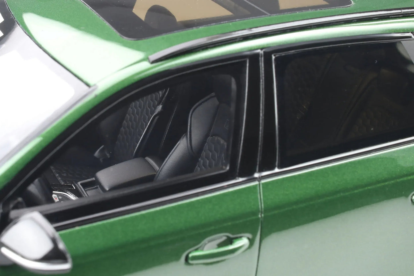 Mô hình xe GT SPIRIT 1:18 Audi RS 4 Avant - GT296