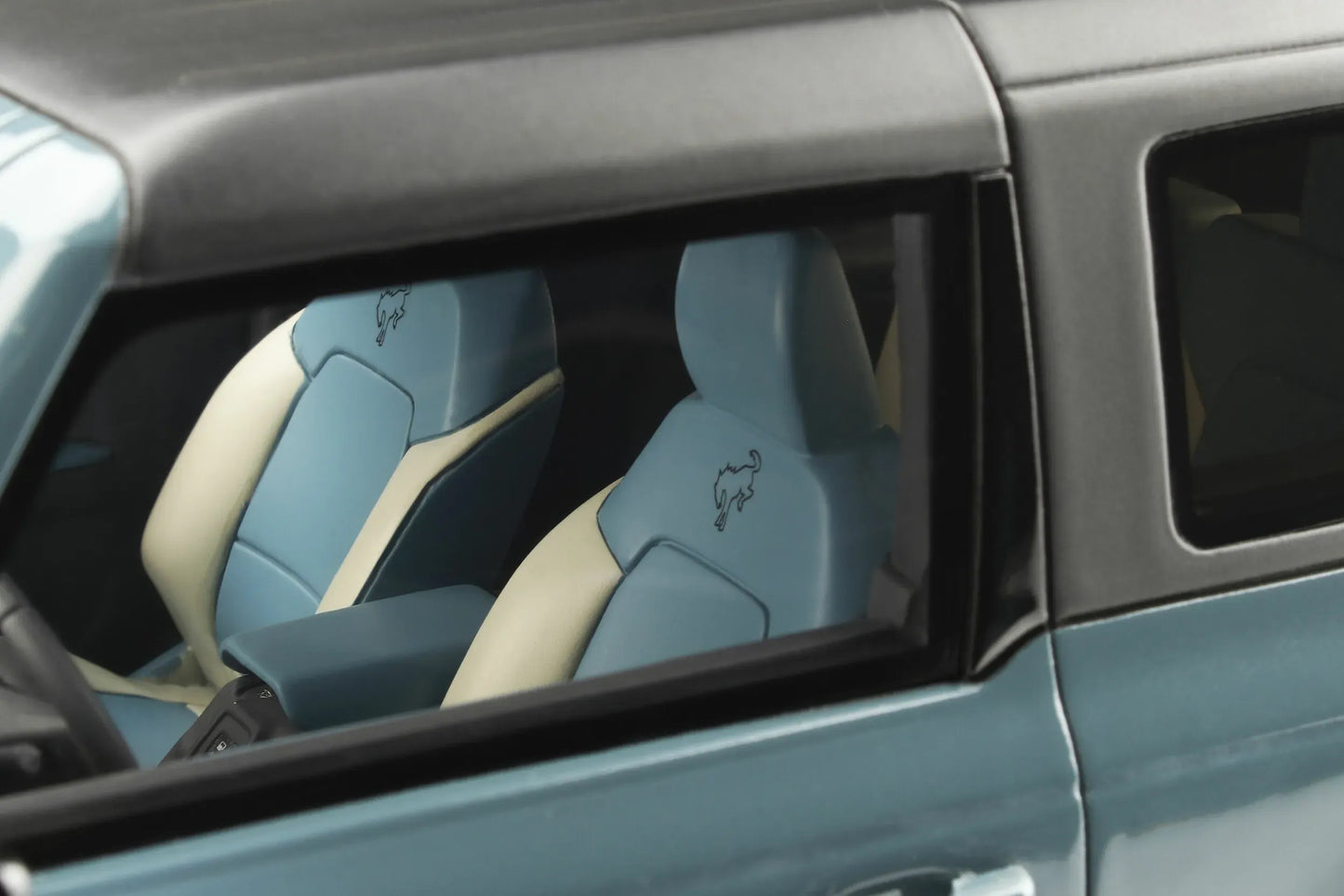 Mô hình xe GT SPIRIT 1:18 Ford Bronco 2 Doors - GT359