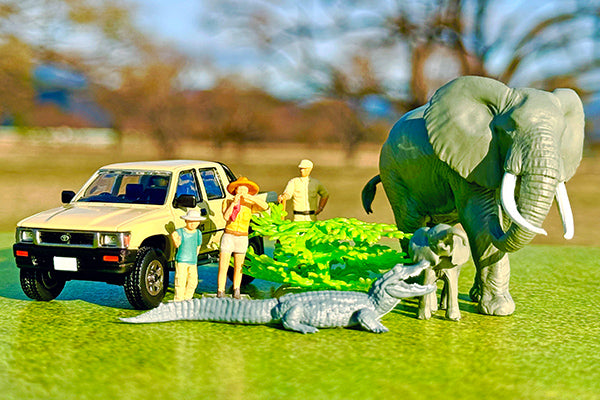 Mô hình xe Tomyca Limited Vintage TLV 1:64 x Tomica Limited Vintage Geocolle 64 #CarSnap 29a Safari 2 (Toyota Hilux 4WD Pickup Double Cab Included) | Kaiyodo