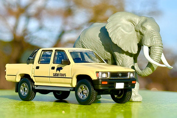 Mô hình xe Tomyca Limited Vintage TLV 1:64 x Tomica Limited Vintage Geocolle 64 #CarSnap 29a Safari 2 (Toyota Hilux 4WD Pickup Double Cab Included) | Kaiyodo