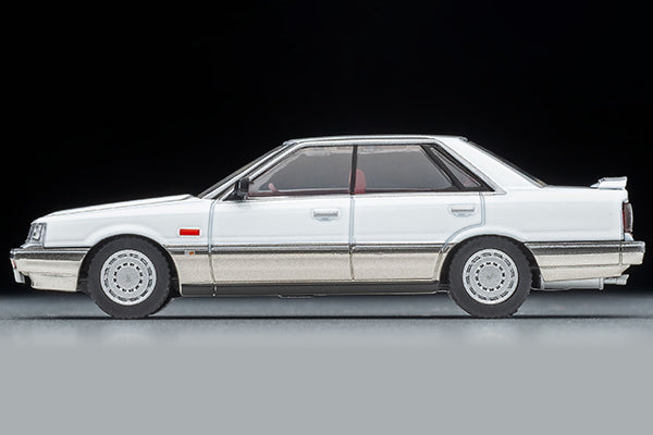 Mô hình xe Tomyca Limited Vintage TLV 1:64 Nissan Skyline 4-door HT GT Passage Twin Cam 24V (white/beige) 1986 model | LV-N282a