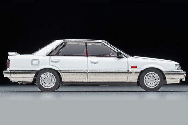 Mô hình xe Tomyca Limited Vintage TLV 1:64 Nissan Skyline 4-door HT GT Passage Twin Cam 24V (white/beige) 1986 model | LV-N282a