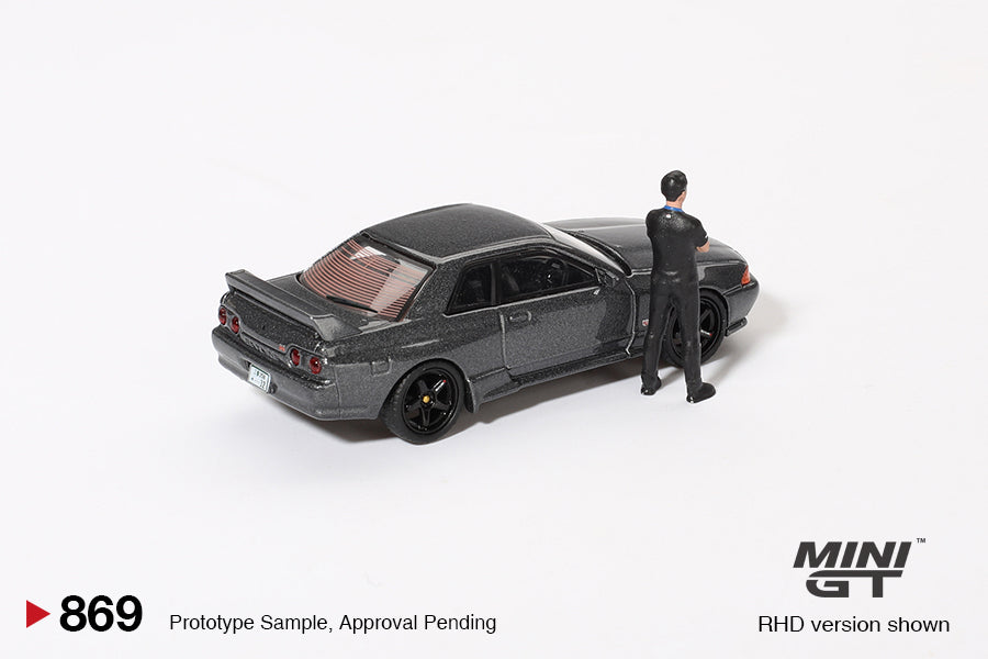 Mô hình xe Mini GT 1:64 Nissan Skyline GT-R (R32) Gunmetal W/ Matsuda Figure Tsugio Matsuda Collection - MGT00869