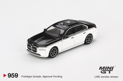 Mô hình xe Mini GT 1:64 BMW i7 xDrive60 Alpine White / Black Sapphire - MGT00959