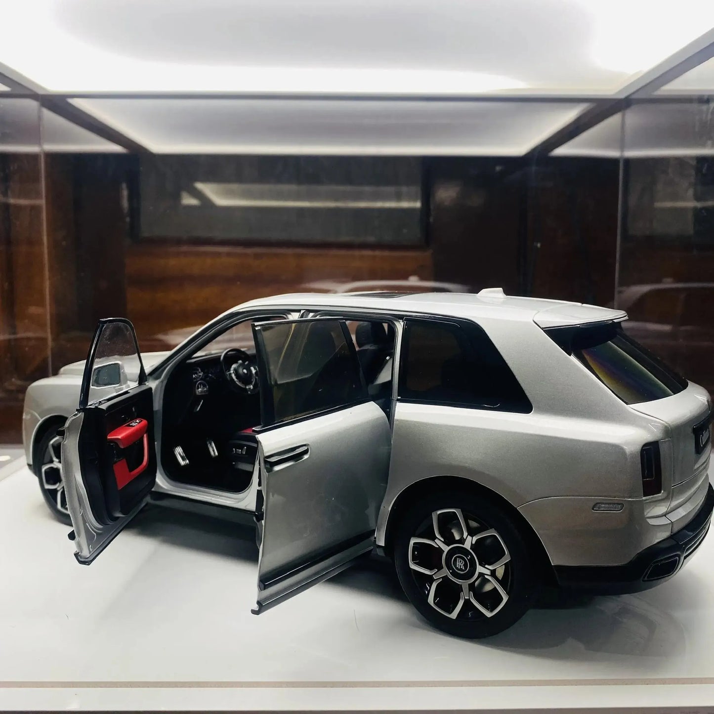Mô hình xe Roll-Royces Cullinan KengFai 1/18