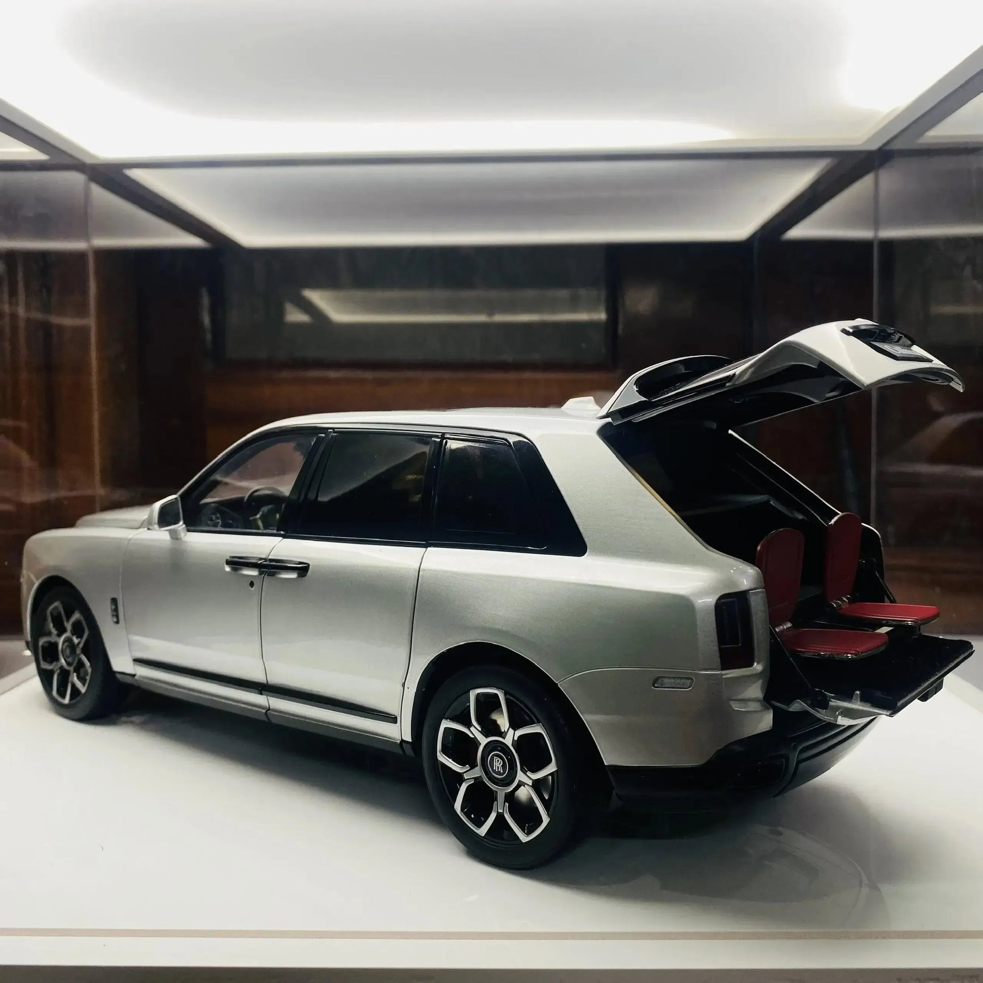 Mô hình xe Roll-Royces Cullinan KengFai 1/18