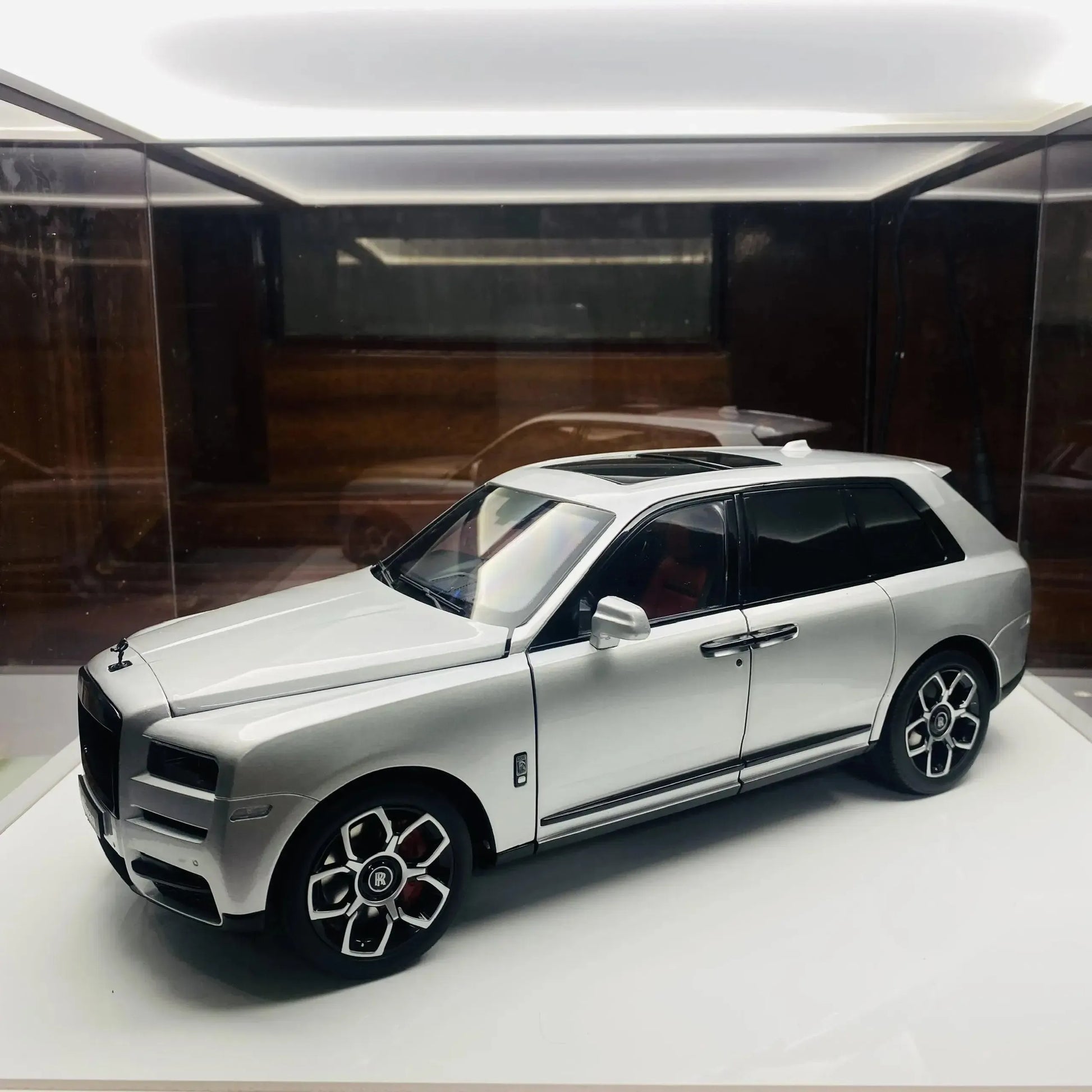 Mô hình xe Roll-Royces Cullinan KengFai 1/18
