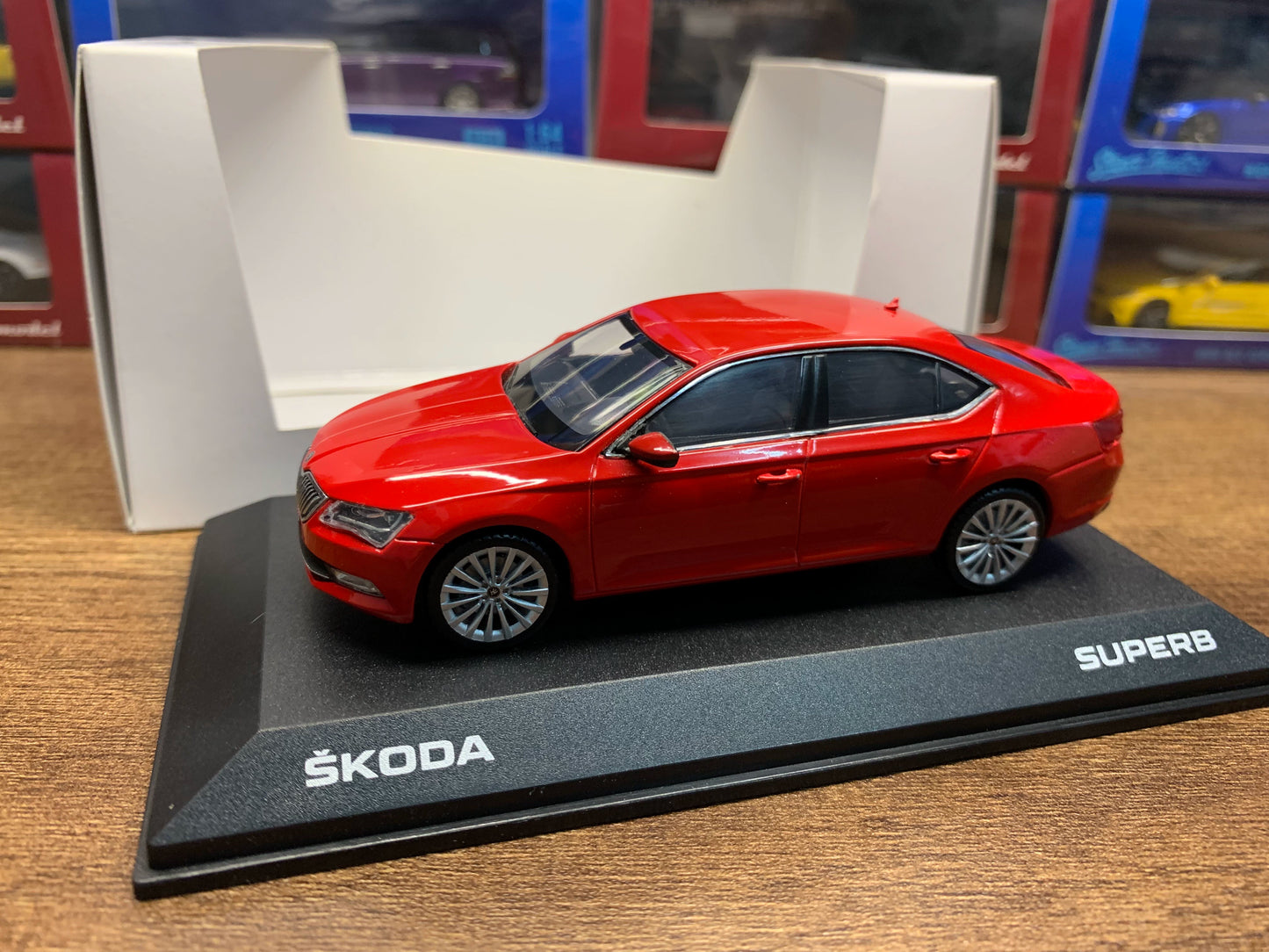 Mô hình xe Hobby Japan 1/64 Skoda Superb 2015 3rd Generation
