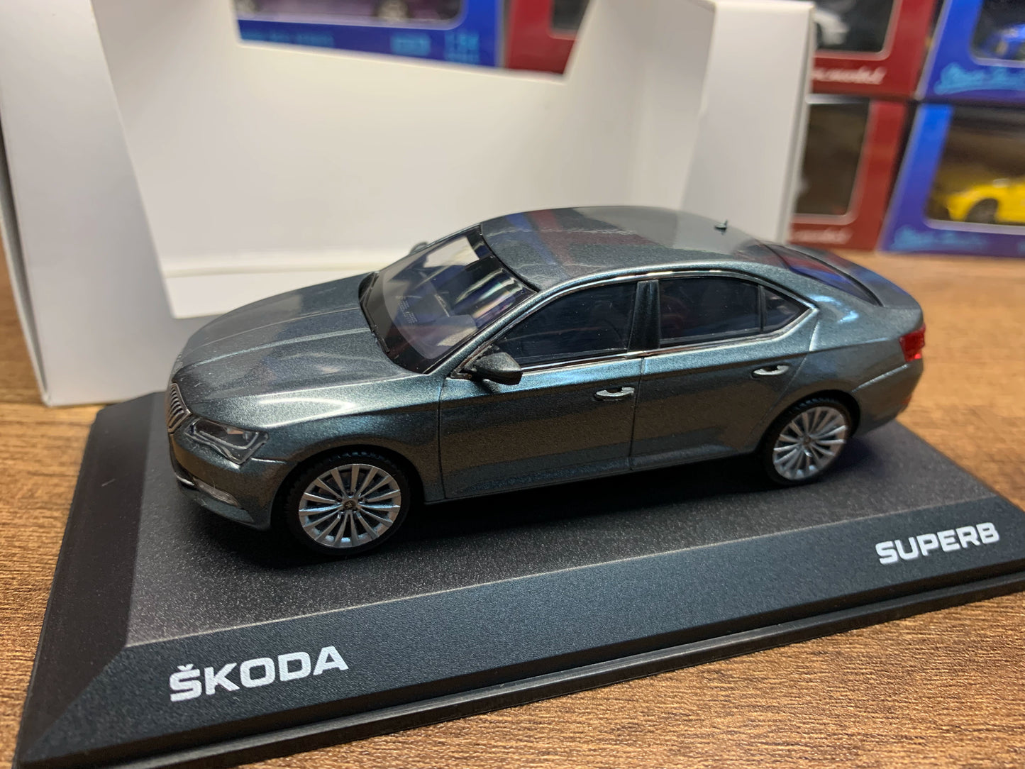 Mô hình xe Hobby Japan 1/64 Skoda Superb 2015 3rd Generation