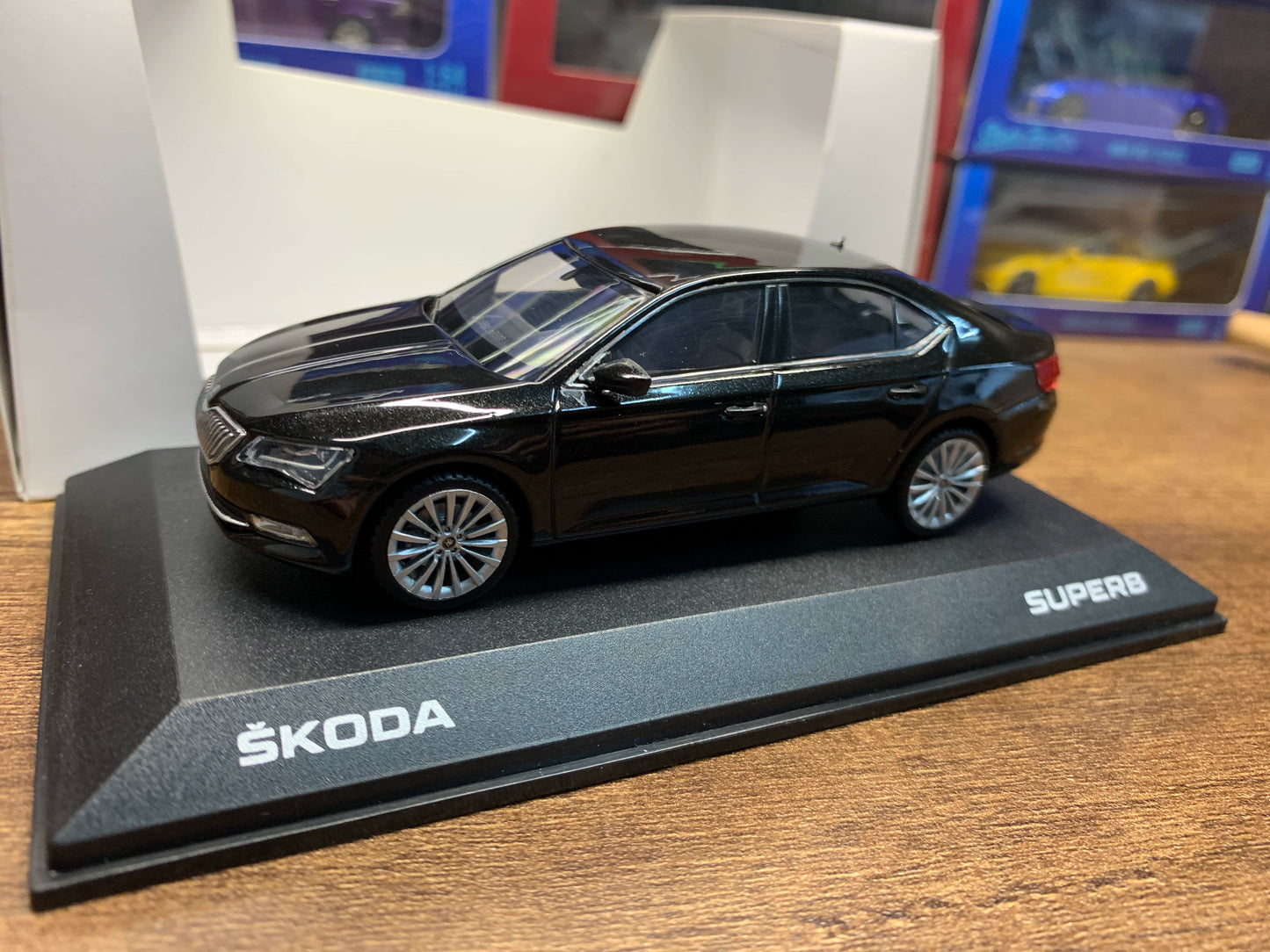 Mô hình xe Hobby Japan 1/64 Skoda Superb 2015 3rd Generation