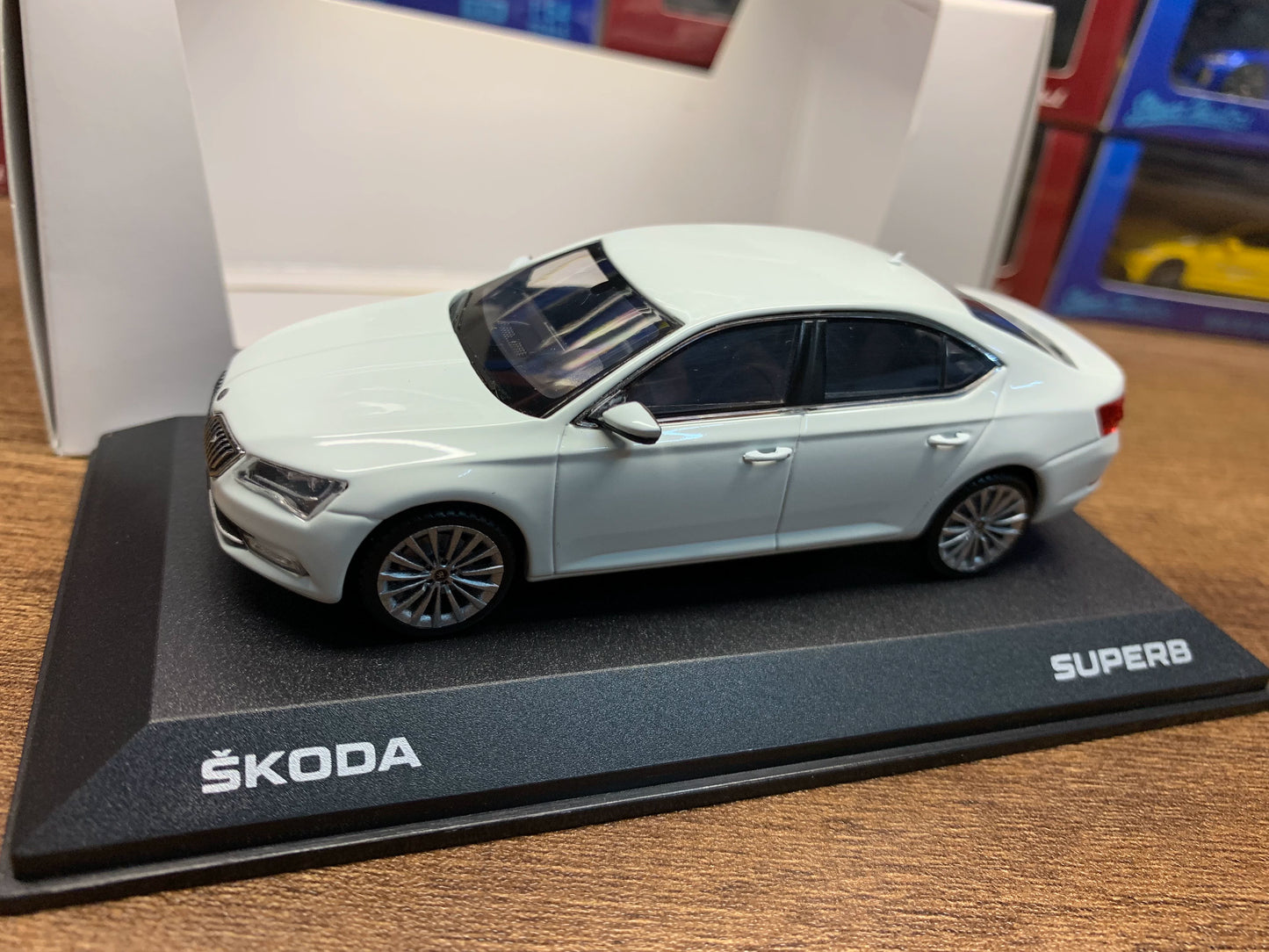 Mô hình xe Hobby Japan 1/64 Skoda Superb 2015 3rd Generation