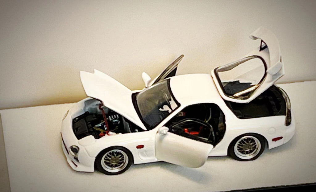 Mô hình xe PGM 1:64 Mazda RX-7 (FD3S) in White Standard Square Base Version / PGM-640803A