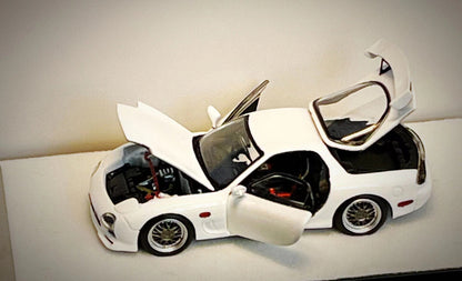Mô hình xe PGM 1:64 Mazda RX-7 (FD3S) in White Standard Square Base Version / PGM-640803A