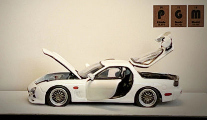 Mô hình xe PGM 1:64 Mazda RX-7 (FD3S) in White Standard Square Base Version / PGM-640803A
