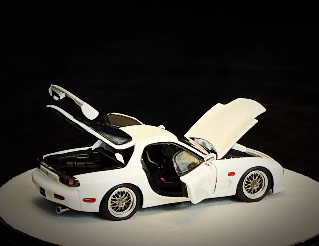 Mô hình xe PGM 1:64 Mazda RX-7 (FD3S) in White Luxury Round Base Version / PGM-640803B