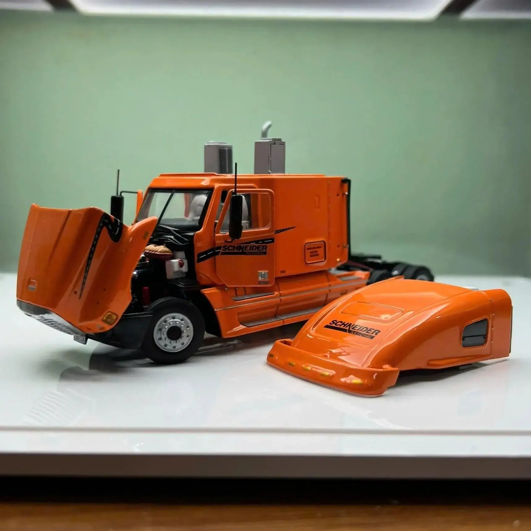 [PRE-ORDER] Mô hình xe rơ-mooc Freightliner Century Tractor Trailer "SCHNEIDER" 1:50