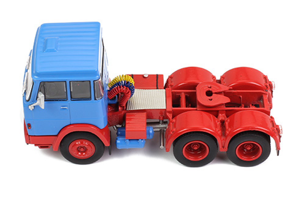 Mô hình xe đầu kéo IXO 1:43 Henschel Hs 19 Ts 1966 Light Blue And Red - TR012