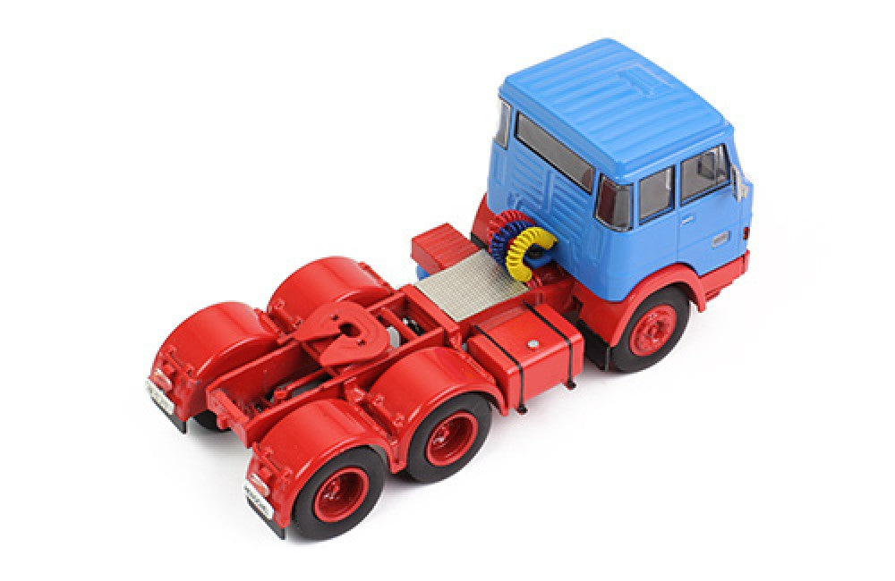 Mô hình xe đầu kéo IXO 1:43 Henschel Hs 19 Ts 1966 Light Blue And Red - TR012