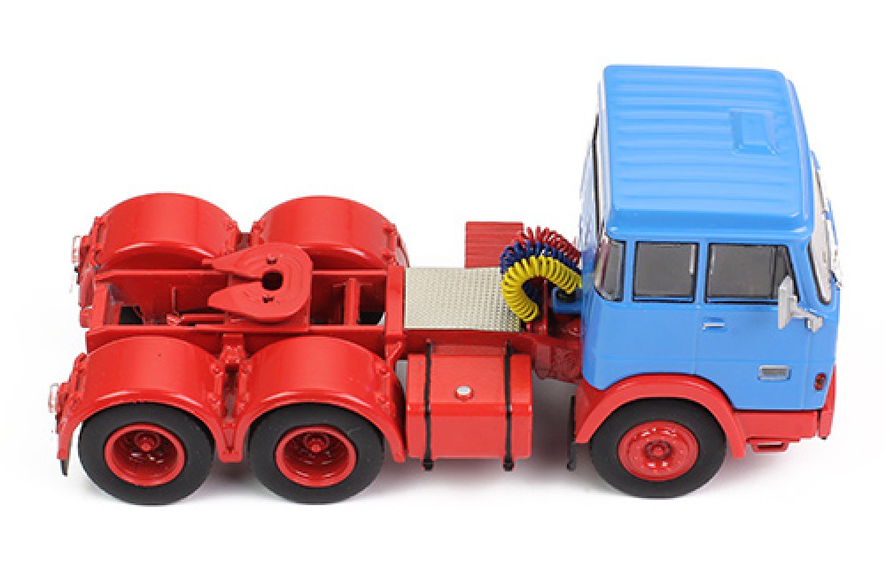 Mô hình xe đầu kéo IXO 1:43 Henschel Hs 19 Ts 1966 Light Blue And Red - TR012