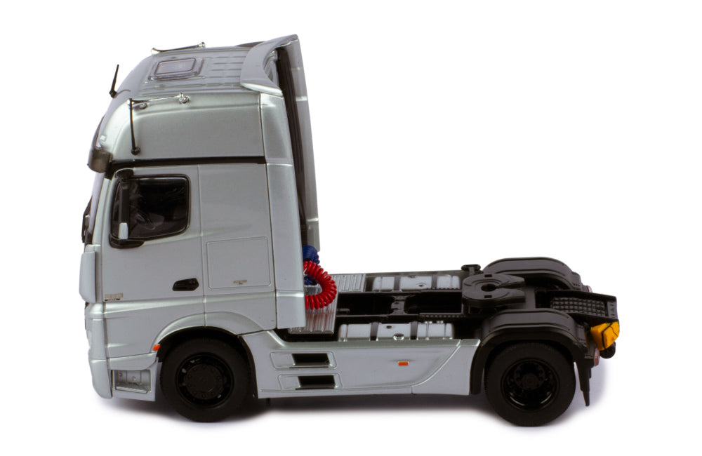 Mô hình xe đầu kéo IXO 1:43 Mercedes-Benz Actros Mp4 Silver - TR124.22