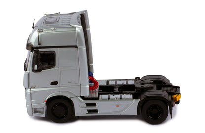 Mô hình xe đầu kéo IXO 1:43 Mercedes-Benz Actros Mp4 Silver - TR124.22