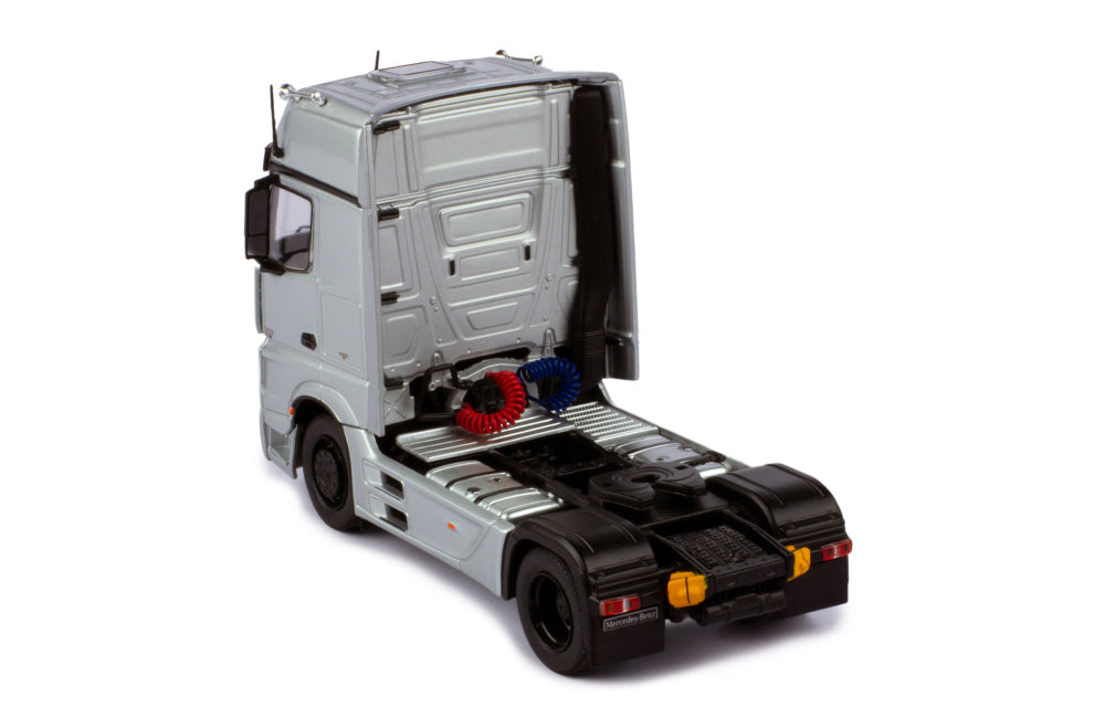 Mô hình xe đầu kéo IXO 1:43 Mercedes-Benz Actros Mp4 Silver - TR124.22