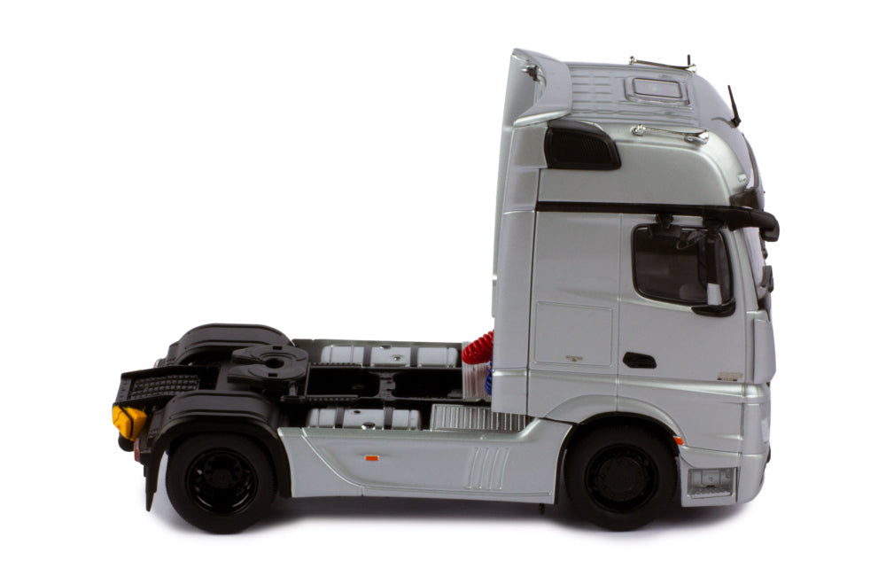 Mô hình xe đầu kéo IXO 1:43 Mercedes-Benz Actros Mp4 Silver - TR124.22