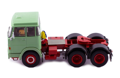 Mô hình xe đầu kéo IXO 1:43 Henschel Hs 19 Ts 1966 Green - TR151.22