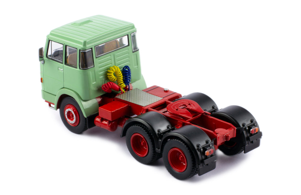Mô hình xe đầu kéo IXO 1:43 Henschel Hs 19 Ts 1966 Green - TR151.22