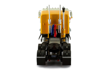 Mô hình xe đầu kéo IXO 1:43 Gmc Astro 95 1970 White And Yellow - TR167.22