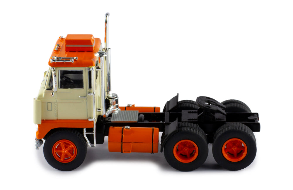 Mô hình xe đầu kéo IXO 1:43 White 7400 1960 Beige - TR188.22